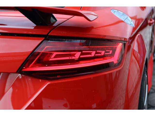 �A�E�f�B�}�g���N�XOLED�e�[����120,000