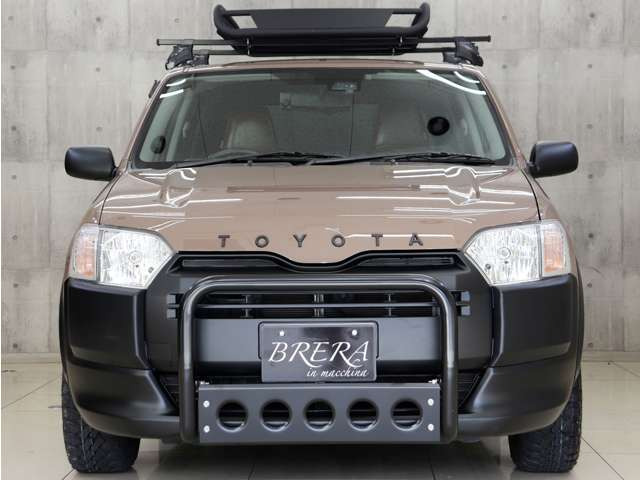 �t�����g�r���[�̓u���E���n���b�h�r�[���J���[�ƃ}�b�g�u���b�N�œh�蕪���A�I�V�����ȃt�����g�r���[�Ɏd�オ���Ă���܂��B