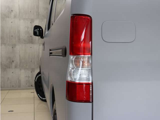 �e�[�������v�������傫�ȃL�Y�������A�����Y��ȏ�Ԃ�ۂ��Ă���܂��B�e�[���̃u���b�N�A�E�g�J�X�^����ЊO�e�[���ւ̃J�X�^�������C�y�ɂ����k���������B