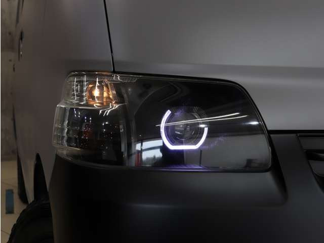 �C���i�[�u���b�N���E�C�J�����OLED���C�g�t�J�X�^���w�b�h���C�g�𑕒����܂����B