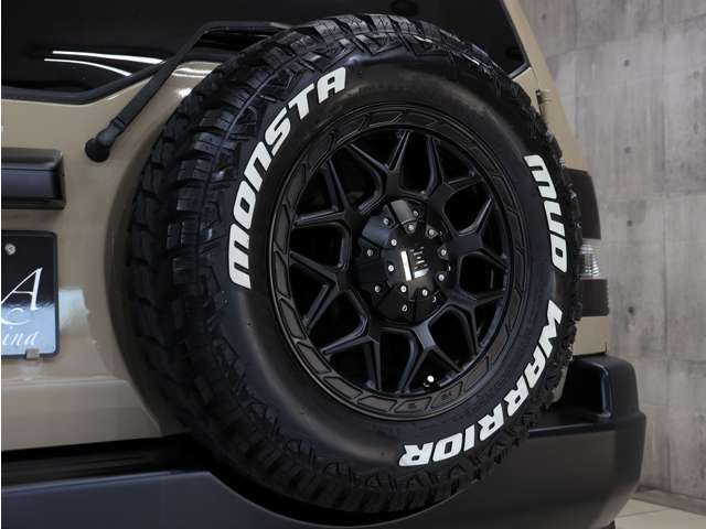 �w�ʃ^�C�����ЊO�z�C�[���𑕒����A�V�i�����X�^�}�b�h�e���[���^�C���𑕔����Ă���܂��B