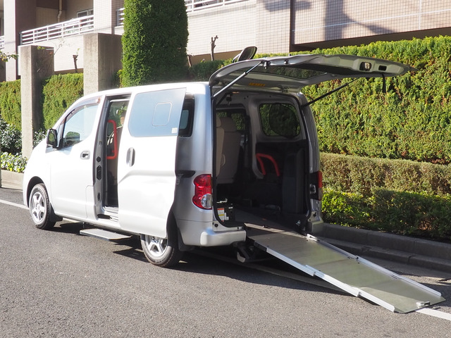 NV200バネットバン(日産) 福祉車両・手動スロープ・車いす1名計7人 中古車画像