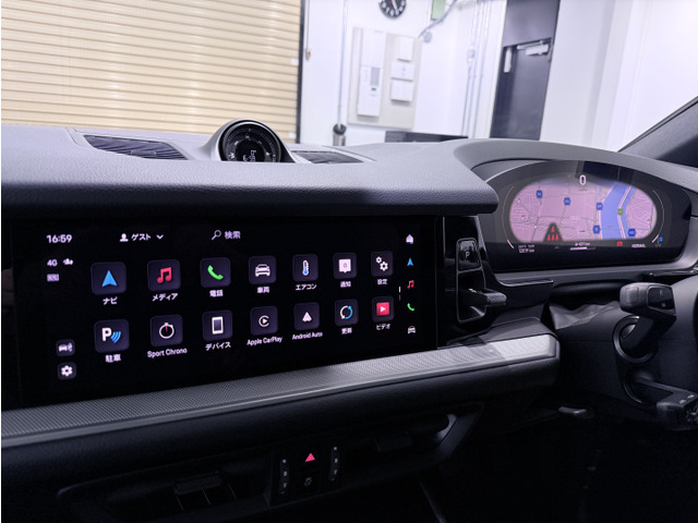 �l�X�ȕ\�����\�ƂȂ������[�^�[�p�l���́A�I�[�o���`��̃t���X�N���[���^�C�v�ƂȂ�܂����B�C���t�H�e�C�������g�V�X�e���ɂ͍ŐV�̃|���V�F�R�~���j�P�[�V�����}�l�[�W�����g�V�X�e�����̗p���Ă��܂��B