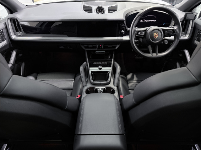 �_�b�V���{�[�h�́w�^�C�J���x����̃X�^�C���ɕς��A�V�t�g�Z���N�^�[�̈ʒu�����[�^�p�l���̍����փ��C�A�E�g����Ă��܂��B�G���W���X�^�[�g/�X�g�b�v�X�C�b�`���Ђ˂�^�C�v���牟���^�C�v�ւƕς��܂����B