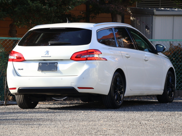 メーカーオプションボディーカラー『パールホワイト』♪純正アルミホイールやルーフレール、プライバシーガラス、フロント&バックソナー、雨滴感知式フロントオート&リバース連動間欠リヤワイパーなども装備!!