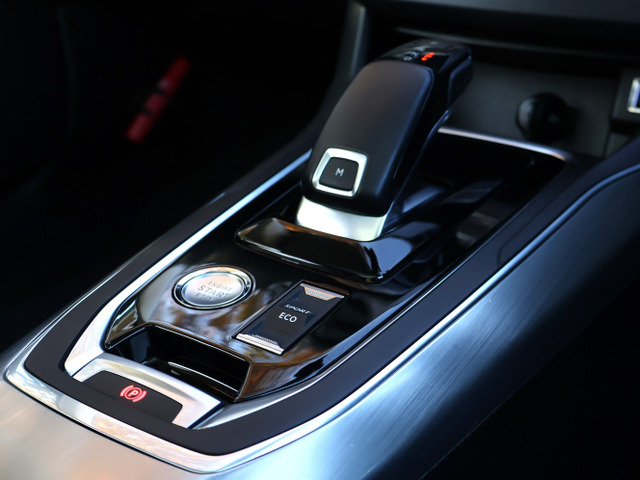 全速度域に渡りエンジンのパフォーマンスを最大限に引き出すマニュアルモード[パドルシフト操作]付き8速エフィシェント・オートマチックトランスミッション『EAT8』搭載モデル!!