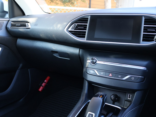 Peugeotミラースクリーン[AppleCarPlay&AndroidAuto/USB&Bluetooth接続対応]や音声タイプETC車載器、ワイドバックアイカメラなどオプション装備を含め多数装備♪