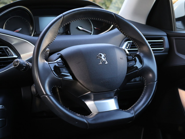 高級フルグレインレザー巻き小径スポーツステアリング[チルト・テレスコピックステアリング機構/オーディオリモコン内蔵]やスポーツシート[テップレザー/ファブリック]などその他、多数装備!!