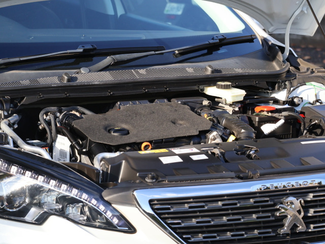 低回転から高回転域までの全域で従来型を上回るパワー&トルクを発揮するよりパワフルでクリーンなまったく新しいエンジンとして生まれ変わった高効率ディーゼルターボ『1.5L-BlueHDi』搭載モデル!!