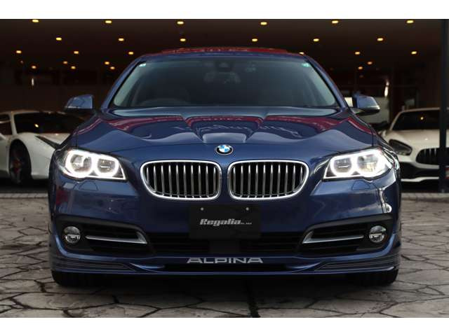 ������f���ɂȂ�܂��̂�LED�w�b�h���C�g�E�o���p�[�̌`�󂪃X�^�C���b�V���ȕ��͋C�ɂȂ�܂����B