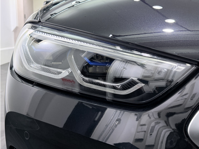 �u���[�̃f�U�C���A�N�Z���g�ƁwBMWLaser�x�̃��S�ɂ�莋�o�I�ɂ������咣����BMW���[�U�[���C�g�́A�n�C�r�[�����[�h��ݒ肷��ƍŒ�600m�܂ł̋������Ǝ˂���ԑ��s���ɂ����K�ȑ��s���\�ł�