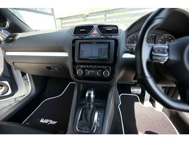 ������̓C���p�l�S�̂ł��B�����̓u���b�N�ƃz���C�g���Y��ɏ���Ă���������Ǝv���܂��B