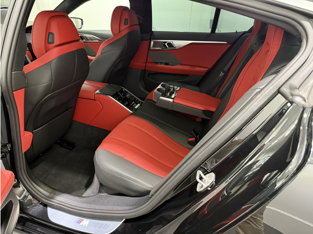 ���A�V�[�g�̓O�����N�[�y�Ȃ�ł͂̂������Ƃ����X�y�[�X���m�ۂ��Ă��܂��B��Ȑ�p�̃I�[�g�G�A�R����V�[�g�q�[�^�[�̑���p�l���̑��A�K���X���[�t�̓d���T���V�F�[�h��h�����N�z���_�[�����������܂��B