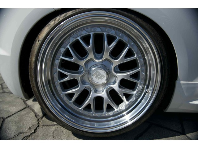 �z�C�[���͎ЊO�̂��̂ŁA�A�����J�̃u�����hrotifoem��LSR��19�C���`�ƂȂ��Ă���܂��B