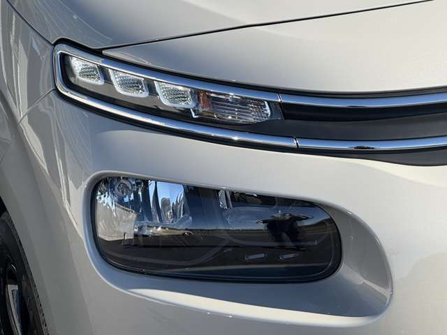 LED�w�b�h���C�g�̓f�U�C���������ł͂Ȃ���Ԃ̈��S���ɔ��Ɍ��ʂ𔭊����܂�!