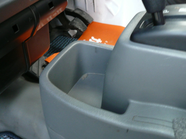 運転席・助手席から届きやすい位置にも、携帯・財布鍵入れに便利なスペースがあります☆