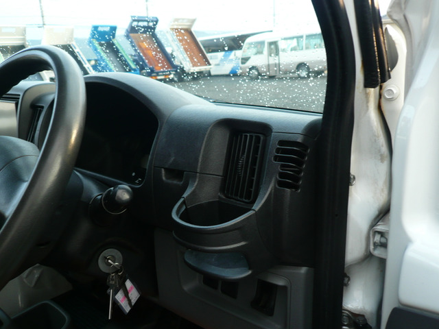 運転席側ドリンクホルダー☆届きやすい位置にあるので使い勝手がいいですよ!!(助手席側にもあります)