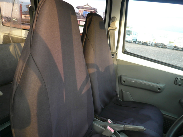 写真では分かりにくいですが、前席(運転席・助手席)シートカバーはめています☆カバー破れ・穴等なく、程よく綺麗です☆