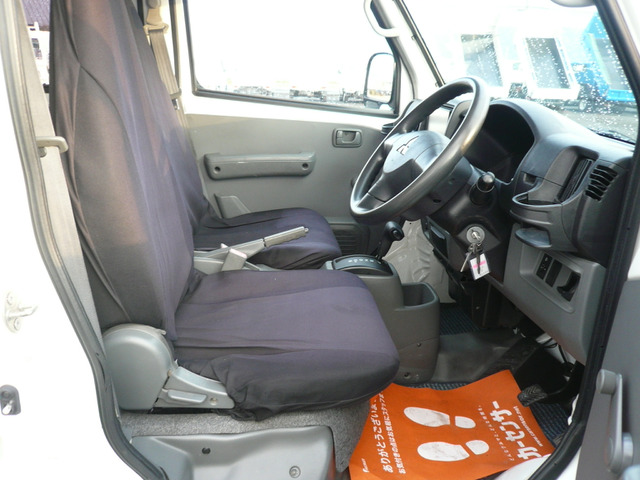 ゆったり座れる広々運転席☆足元も広いので、乗り降りしやすいですよ☆