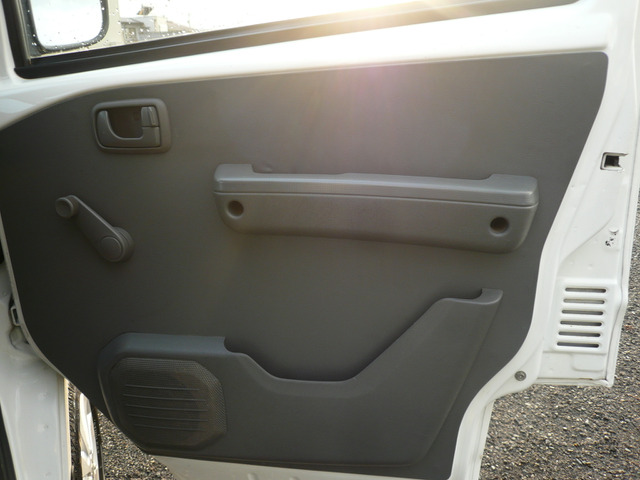 ドアポケットにも収納スペースあります☆