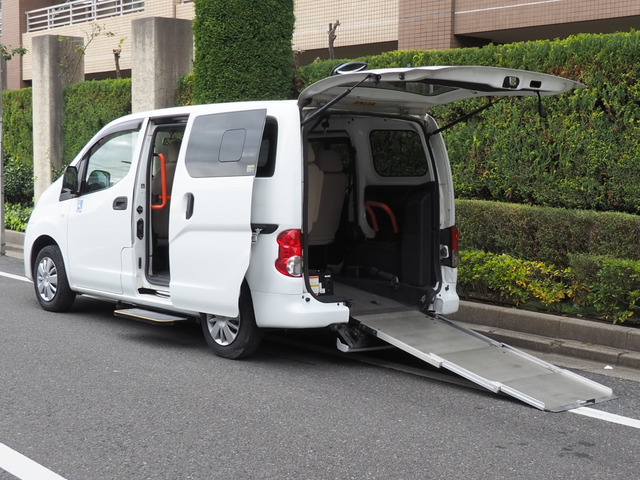 NV200バネットバン(日産) 福祉車両・手動スロープ・車いす1名計7人 中古車画像