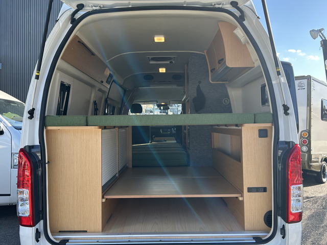 �傫�ȃo�b�N�h�A�ŉו��̏o��������y�X�ł�!