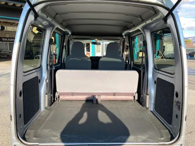 ���i�̂���������ʋ΁A���}���ɏ\���ȉ׎��X�y�[�X���m�ۂ��Ă���܂��B�Z�J���h�V�[�g��|���ƁA�傫�ȉו��̐ύڂ��\�ł�