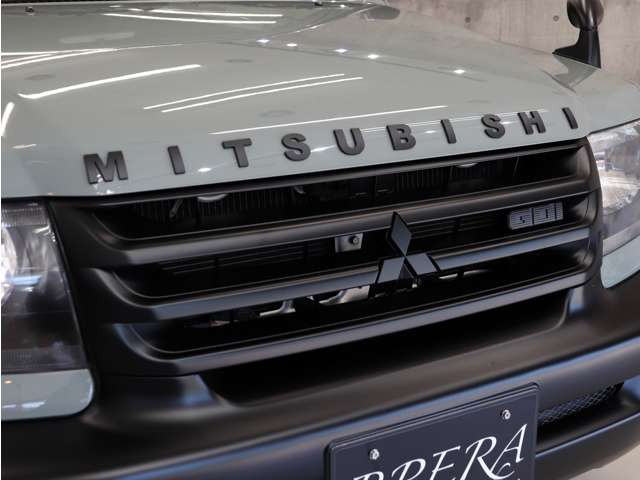 �O�����㕔�ɐl�C�̃N���V�b�NMITSUBISHI�G���u�����𑕒����A�}�b�g�u���b�N�h�蕪���y�C���g�œ��X�������̃J�X�^�����{���Ă���܂��B