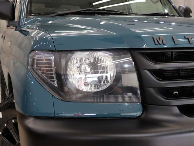 �w�b�h���C�g�̃C���i�[�������u���b�N�Ƀy�C���g�ς݂ŁA�������܂�����ۂ�^���Ă���܂��B�w�b�h���C�g�����Y���������΂݂�܂蓙������σL���C�ȏ�Ԃ�ۂ��Ă���܂��B