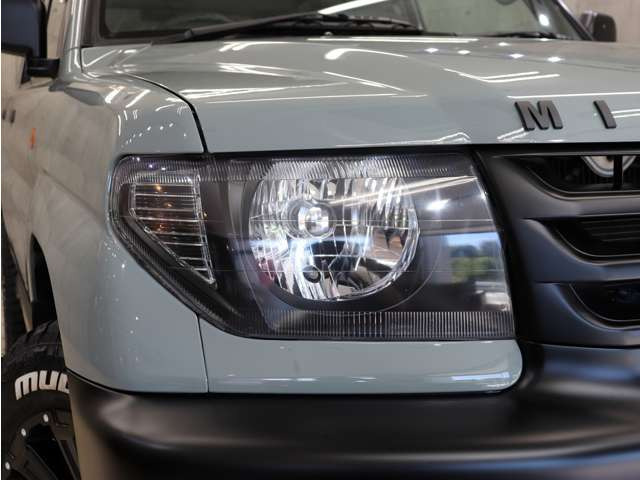 �w�b�h���C�g�̃C���i�[�������u���b�N�Ƀy�C���g�ς݂ŁA�������܂�����ۂ�^���Ă���܂��B�w�b�h���C�g�����Y���������΂݂�܂蓙������σL���C�ȏ�Ԃ�ۂ��Ă���܂��B