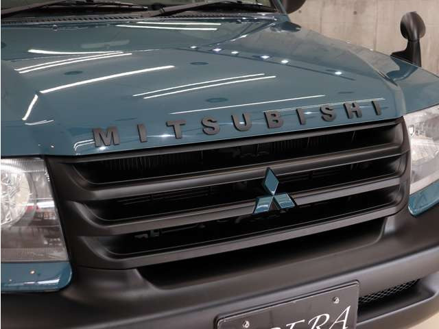 �O�����㕔�ɐl�C�̃N���V�b�NMITSUBISHI�G���u�����𑕒����A���X�������̃J�X�^�����{���Ă���܂��B
