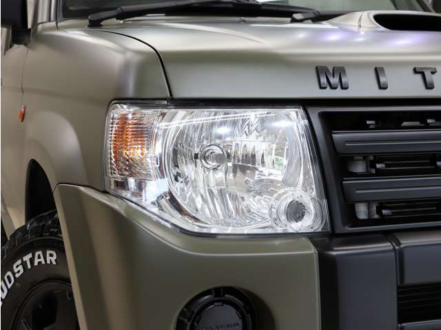 �w�b�h���C�g�����΂݂�܂蓙������σL���C�ȏ�Ԃ�ۂ��Ă���܂��B�C���i�[�u���b�N�y�C���g�����C�g�̃J�X�^�������C�y�ɂ����k���������B