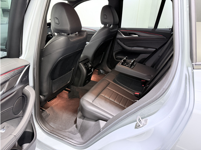 �g�p���̖w�ǖ���������������㕔���Ȃɂ́A�A�[�����X�g���p�̃g���C&�J�b�v�z���_�[��A�t���I�[�g�G�A�R���EUSB�EC�A�_�v�^�[�ȂǏ[���̑������������܂��B