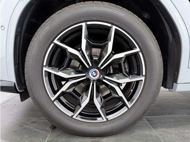 ����M���C�g�A���C�z�C�[��/Y�X�|�[�N�E�X�^�C�����O887M�o�C�J���[(�~�b�h�i�C�g�E�O���[)�ɂ́A���S�n���d�����邽�߂ɕW���̃����t���b�g�^�C������A���R�n�}���X�|�[�c���W�A���^�C���֕ύX�ςł��B