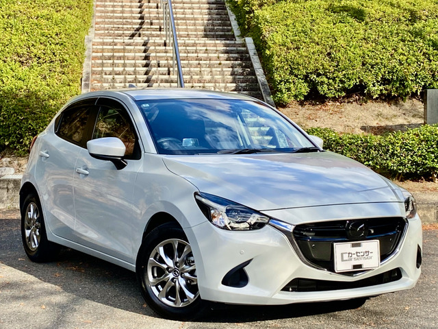 ���ʎd�l�ԁu�m�[�u���N�����]���v�C���e���A�̐ԐF�̃V�[�g�A�Ԃƍ����R���{�����G�A�R�����[�o�[�A�C���p�l�A�h�A�ɔz�����璹�i�q�̔��̃p�l�����؂₩�ɃC���e���A�����o���Ă���܂��B