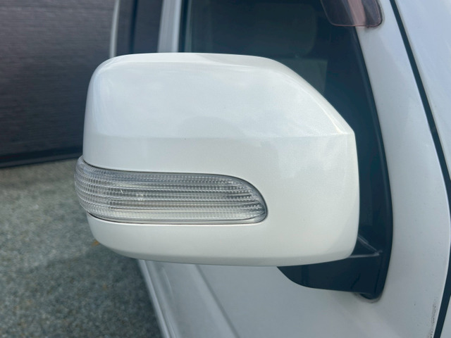 �~���[�E�C���J�[���t���đΌ��Ԃɂ����S���