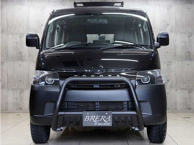 �t�����g�r���[�̓u���b�N�J���[�ƃ}�b�g�u���b�N�œh�蕪���A�I�V�����ȃt�����g�r���[�Ɏd�オ���Ă���܂��B