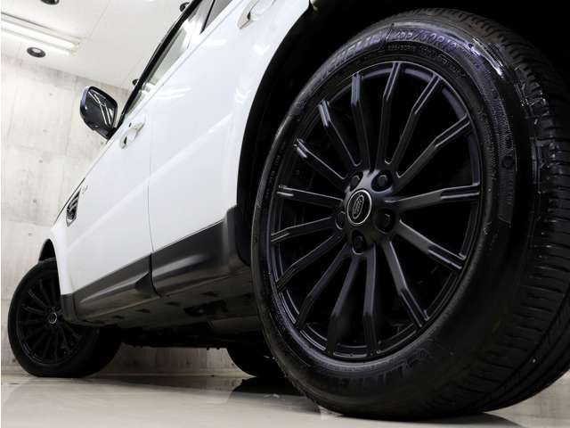 �G�N�X�e���A�̗v�ł���A���~�z�C�[���́A�����f�U�C���ƂȂ��Ă���܂��B�}�b�g�u���b�N�h�蕪���d�グ�œ��X�I���W�i���̎d�l�ƂȂ��Ă���܂��B