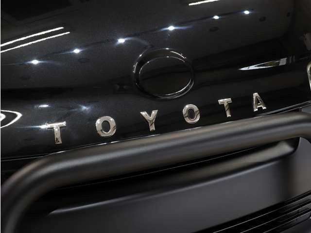 �O�����㕔�ɐl�C�̃N���V�b�NTOYOTA�G���u�����𑕒������X�������̃J�X�^�����{���Ă���܂��B