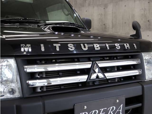 �O�����㕔�ɐl�C�̃N���V�b�NMITSUBISHI�G���u�����𑕒����A���X�������̃J�X�^�����{���Ă���܂��B