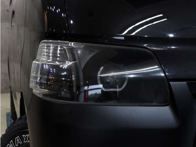 �w�b�h���C�g�̃C���i�[�������u���b�N�Ƀy�C���g�ς݂ŁA�������܂�����ۂ�^���Ă���܂��B�w�b�h���C�g�����Y���������΂݂�܂蓙������σL���C�ȏ�Ԃ�ۂ��Ă���܂��B