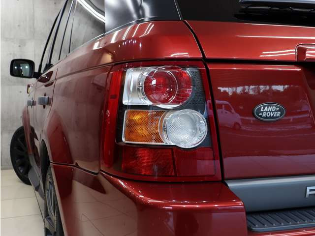 �e�[�������v�������傫�ȃL�Y�������A�����Y��ȏ�Ԃ�ۂ��Ă���܂��B�e�[���̃u���b�N�A�E�g�J�X�^����ЊO�e�[���ւ̃J�X�^�������C�y�ɂ����k���������B