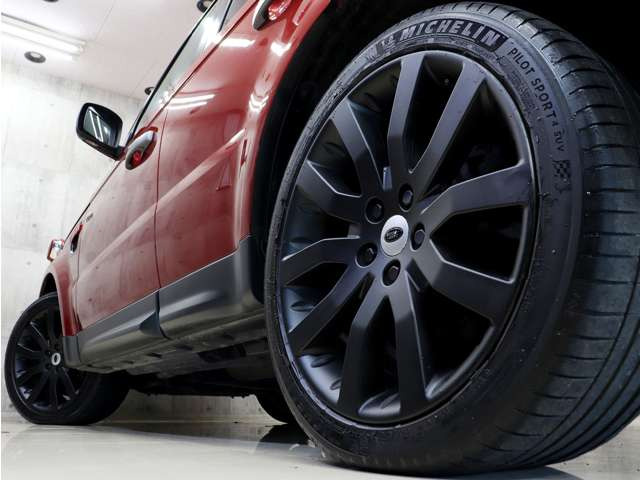 �G�N�X�e���A�̗v�ł���A���~�z�C�[���́A�����f�U�C���ƂȂ��Ă���܂��B�}�b�g�u���b�N�h�蕪���d�グ�œ��X�I���W�i���̎d�l�ƂȂ��Ă���܂��B