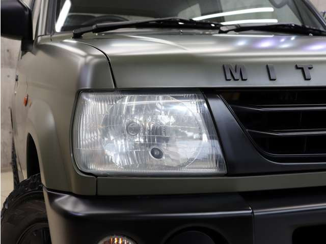 �w�b�h���C�g�����΂݂�܂蓙������σL���C�ȏ�Ԃ�ۂ��Ă���܂��B�C���i�[�u���b�N�y�C���g�����C�g�̃J�X�^�������C�y�ɂ����k���������B