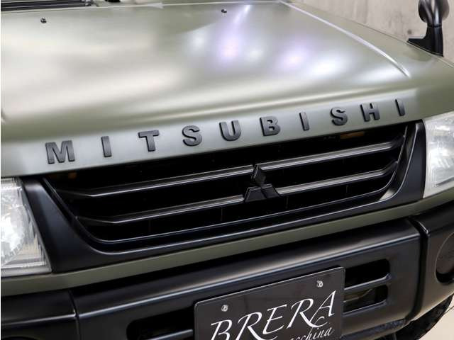 �O�����㕔�ɐl�C�̃N���V�b�NMITSUBISHI�G���u�����𑕒����A���X�������̃J�X�^�����{���Ă���܂��B