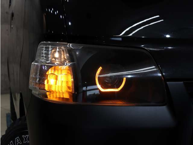 �C�J�����OLED�����̓E�B���J�[�A���ƂȂ��Ă���A�A���o�[���������܂��B��i�I�ŃI�V�����Ȉ�ۂ�^���Ă���܂��B