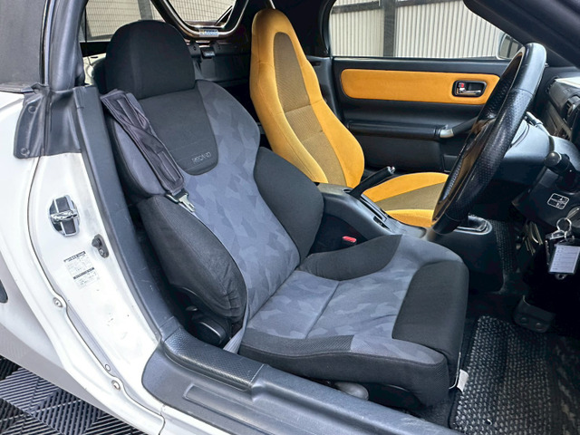 �yRECARO�V�[�g�z�����B�l�C�̃V�[�g�J�X�^���ƂȂ�܂��B
