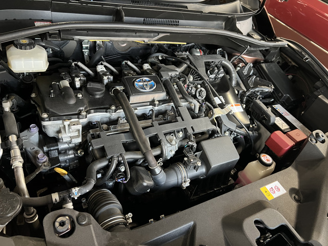 ���ڂ����G���W���͍������E���^�E�y�ʉ���ǋ�����1.8L ����4�C��DOHC�n�C�u���b�h�V�X�e����CVT �Ƃ̑g�ݍ��킹�ƂȂ�܂��B