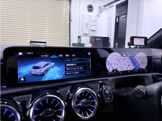 10.25�C���`�̉t����ʂɃ}���`���f�B�A�V�X�e���^�b�`�p�b�h���������MBUX(�����Z�f�X�E�x���c���[�U�[�G�N�X�y���G���X)�͎ԗ��̗l�X�ȋ@�\����蒼���I�ɑ���ł���C���t�H���C�g�V�X�e���ł��B