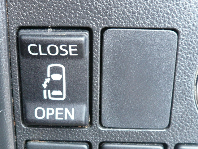 �{�^�������������ŁA�Б�P�X���C�h�h�A�̊J�\�ł�!